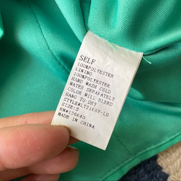 🌱 LULU’S GREEN CROP TOP! - Picture 9 of 11